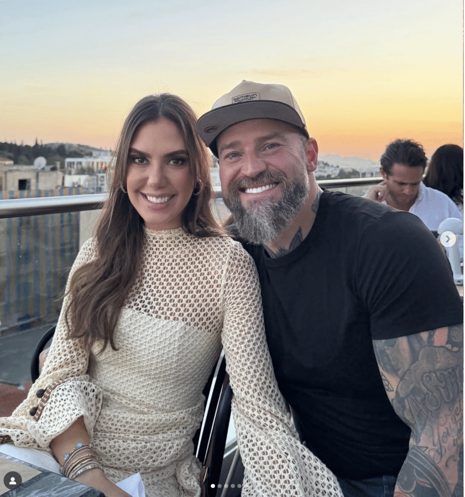 Kendra Scott & Zac Brown pose for an Instagram post.